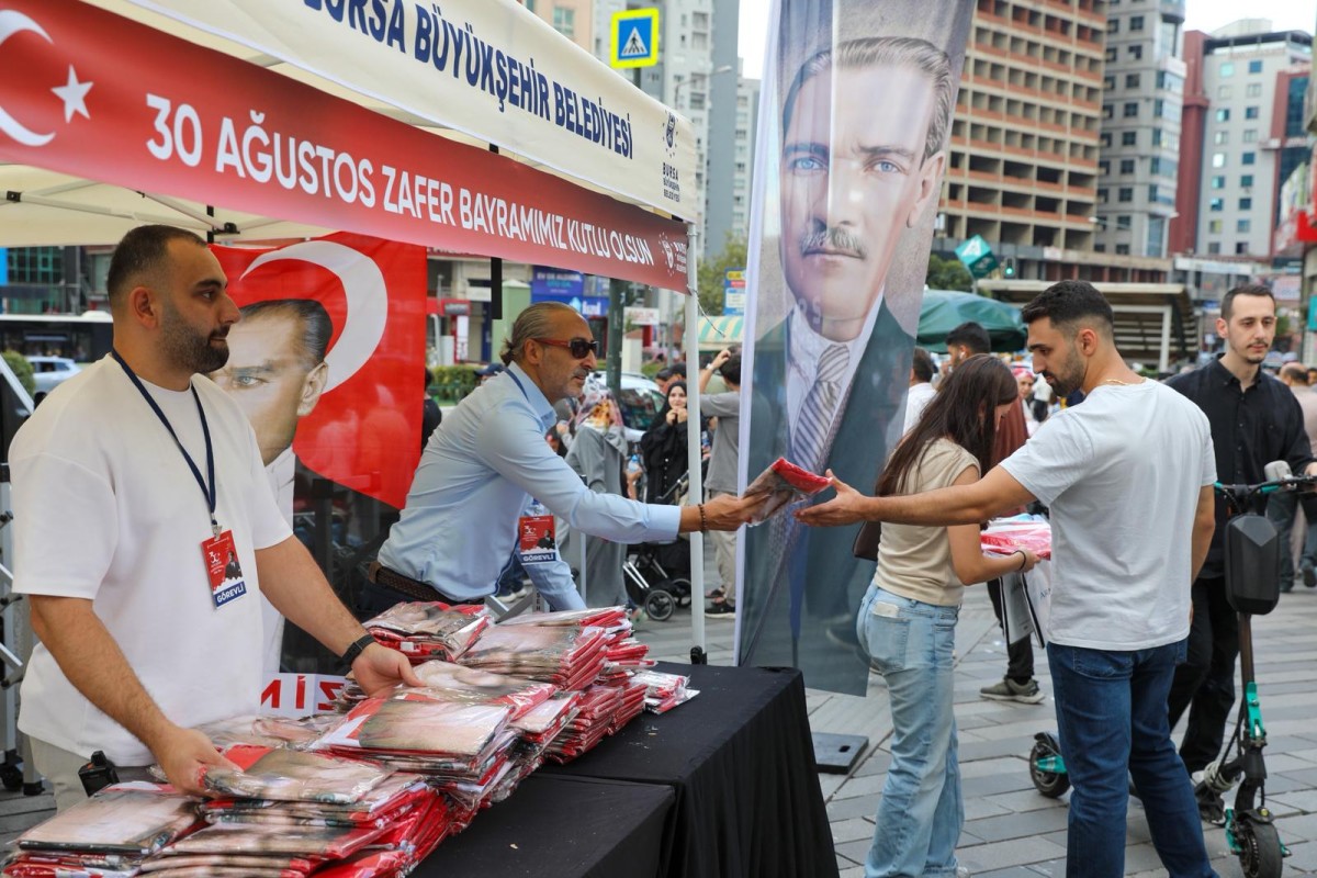 Bursa'da Zafer coşkusu ay yıldız ile taçlandı 