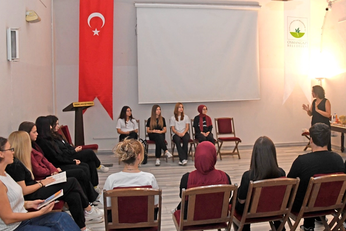 Osmangazi Belediyesi okutarak öğretiyor
