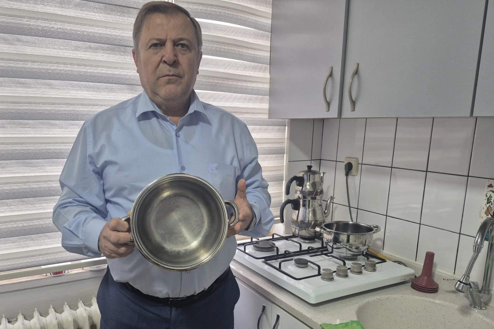Emeklilerin hali için tencereyi gösterdi