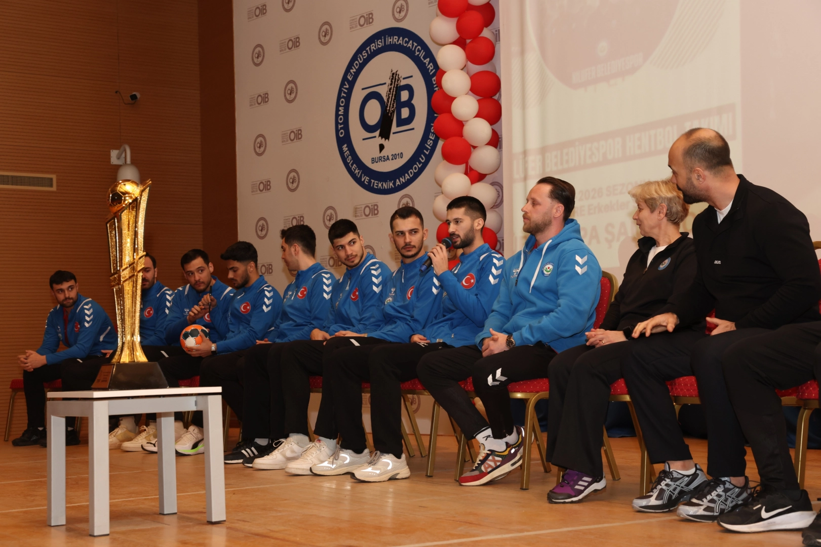 Nilüferli hentbolcular gençlerle buluştu