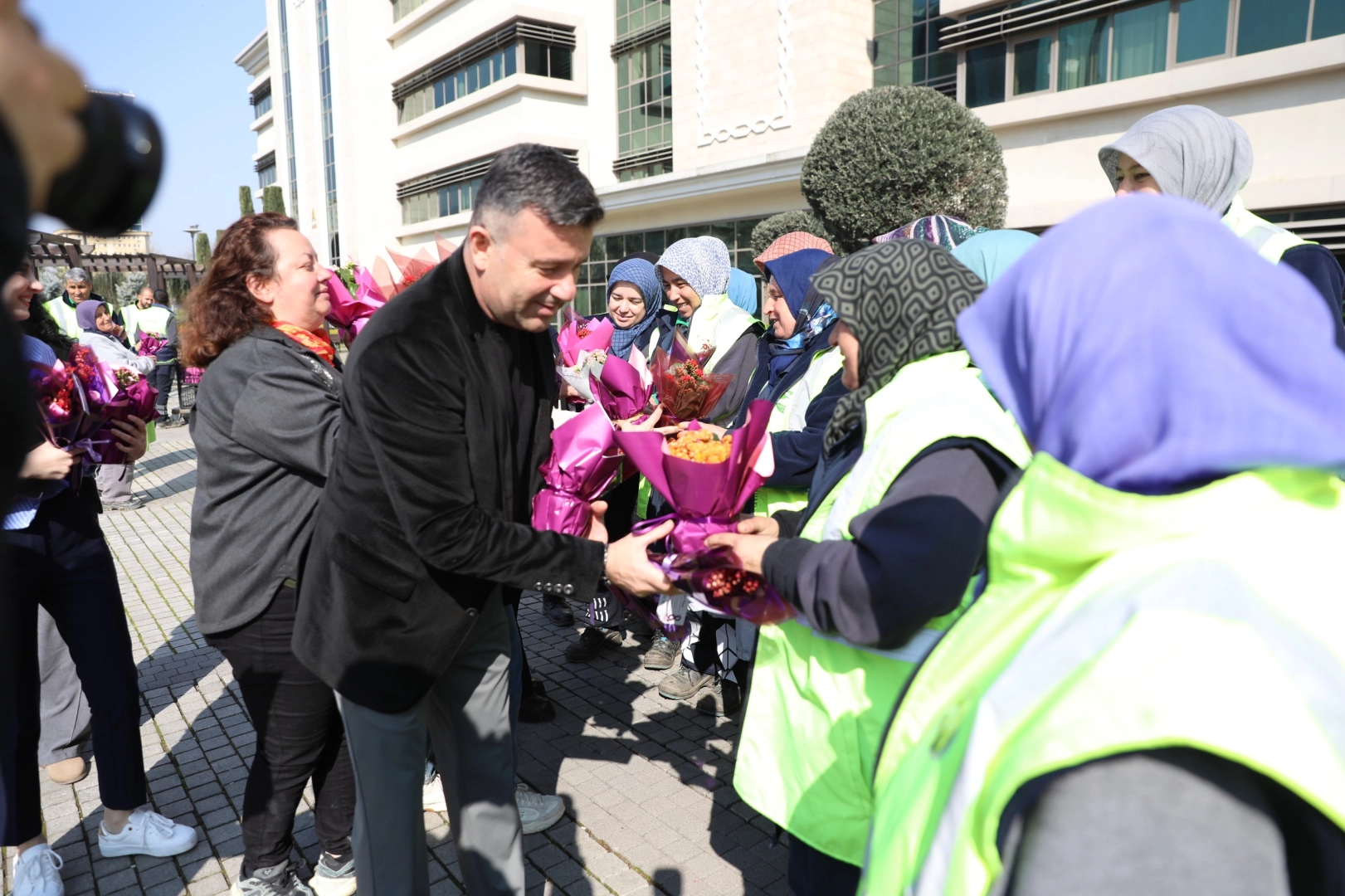 Bursa Büyükşehir'den kadınlara çiçek jesti
