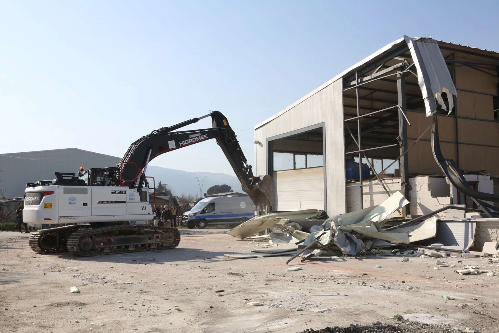 Nilüfer’de 4 kaçak bina yıkıldı