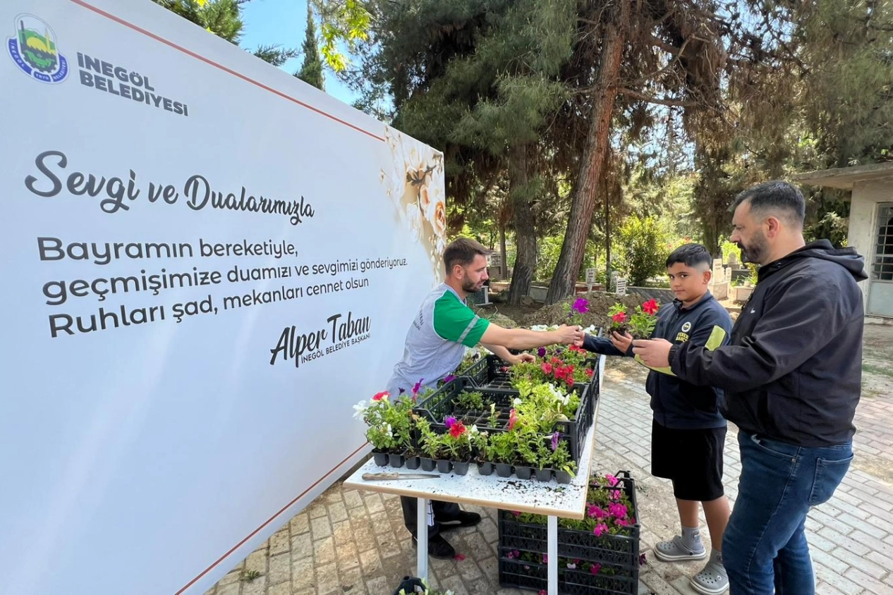 İnegöl'de bayram öncesi mezarlıklar çiçek açtı