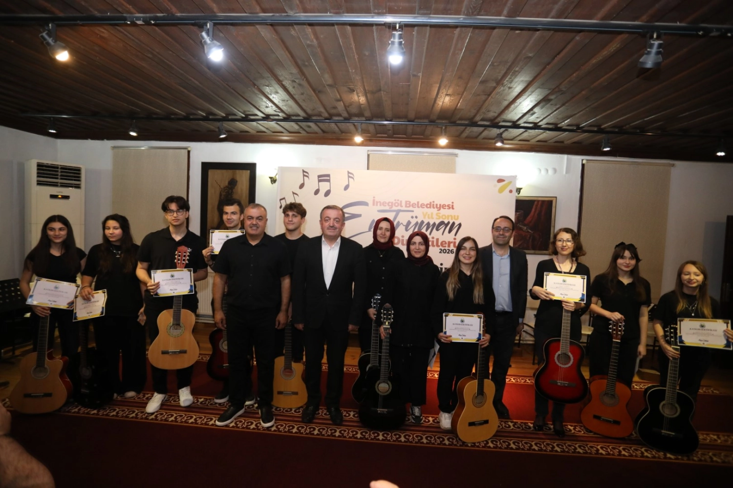 İnegöl'de gitar kursu kursiyerleri sertifikalarını aldı