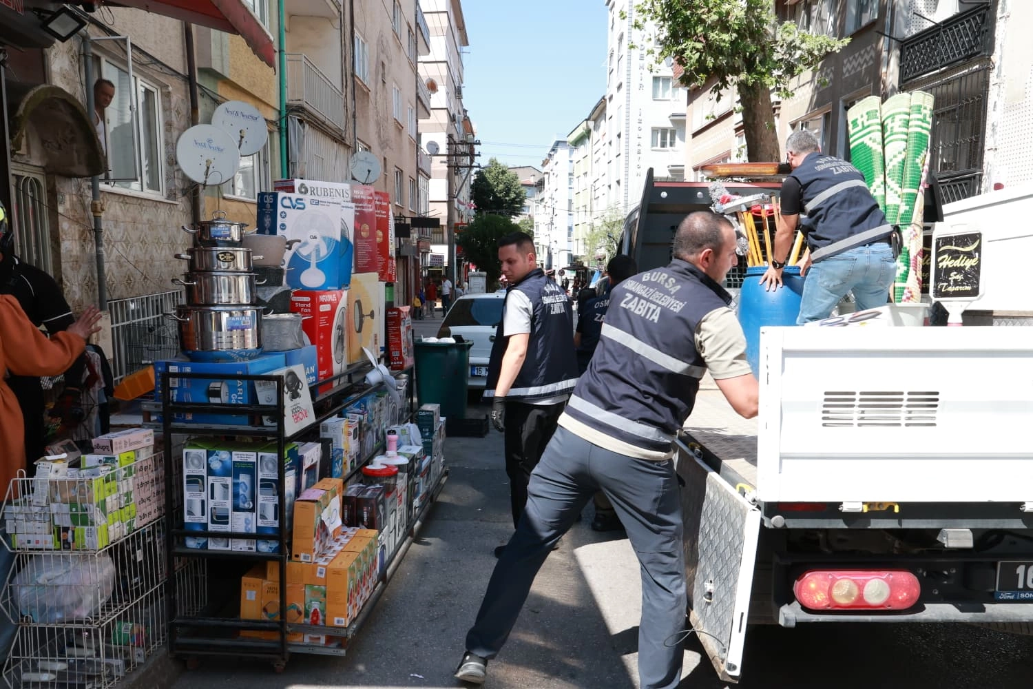 Osmangazi’de kaldırımlar işgalden temizlendi