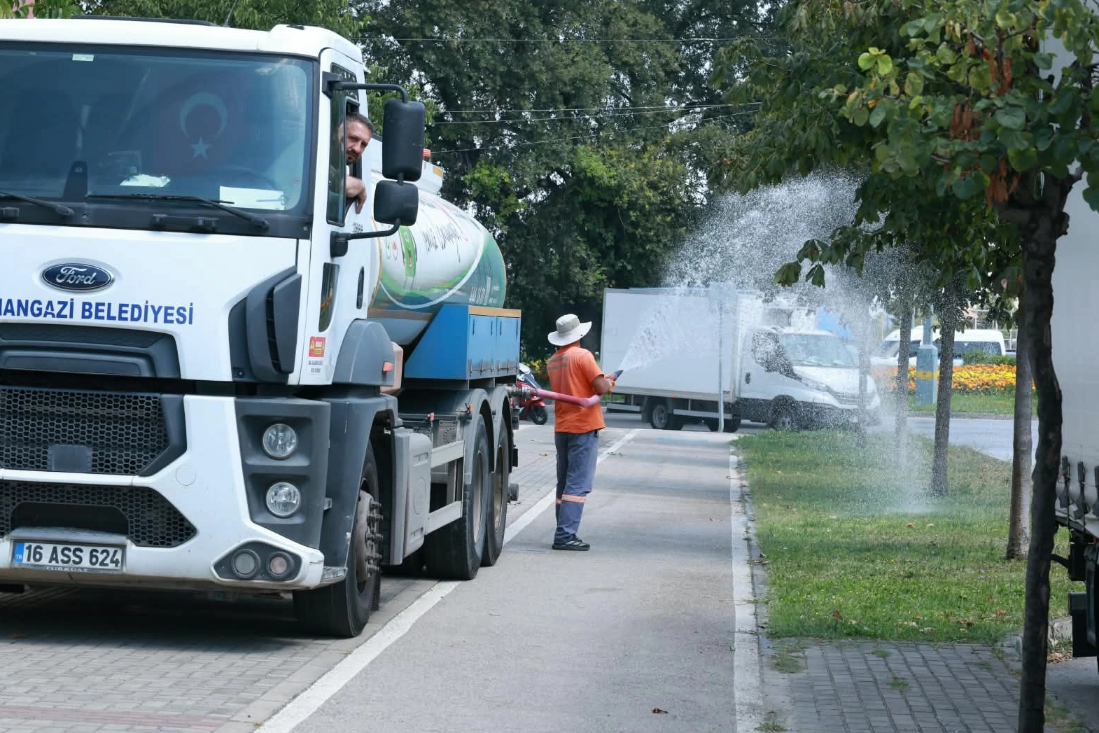 Osmangazi'den sıcak havalarda yeşil alanlara can suyu
